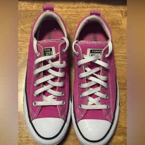 Converse Chuck Taylor Pink Low-Tops Women’s Size 8